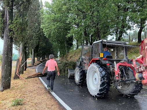 Mezzi al lavoro sulla Sarzanese Valdera